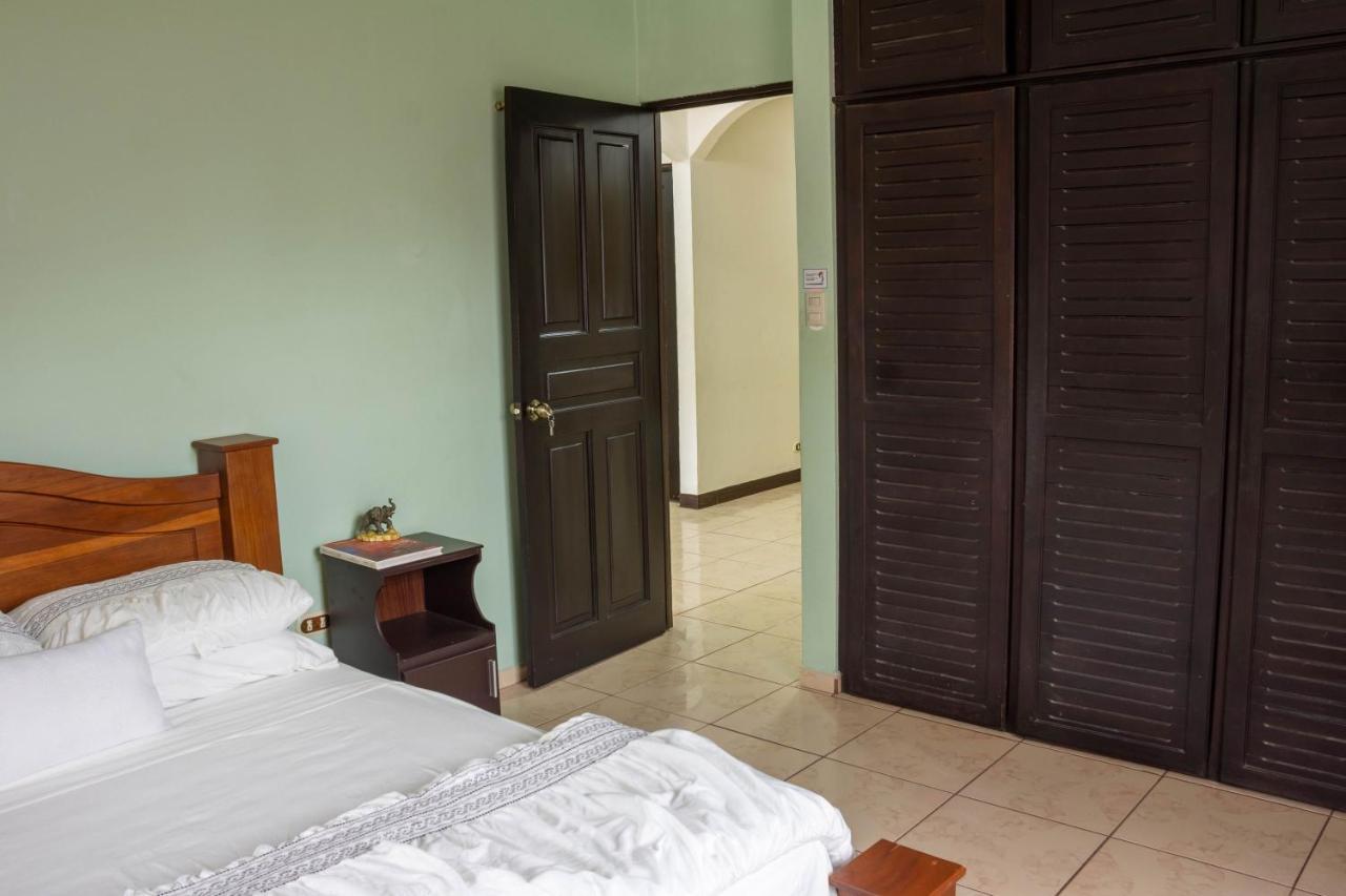 Tico House Bed & Breakfast Cariari  Exterior foto